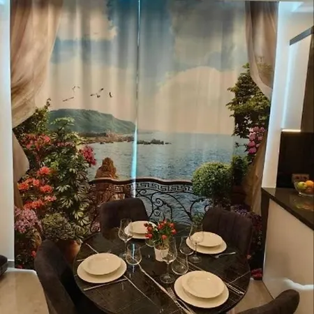 Midpoint Luxury At Cleopatra *